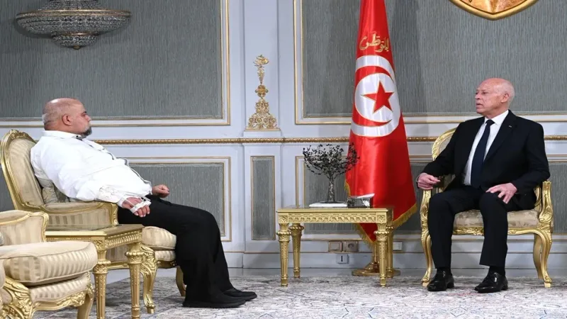 الرئيس التونسي يستقبل الصحفي الفلسطيني وائل دحدوح بقصر قرطاج