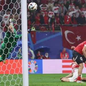 حارس تركيا يعيد ذكريات «بانكس» بالتصدي الأعظم في تاريخ كرة القدم