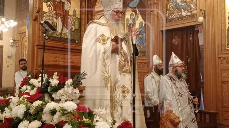 كنائس المنيا تكتسي بالورود والستائر البيضاء لاستقبال عيد القيامة 2024