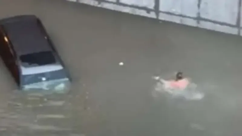 مصري ينقذ عائلة من الغرق في الإمارات.. «مياه الأمطار غطتهم»