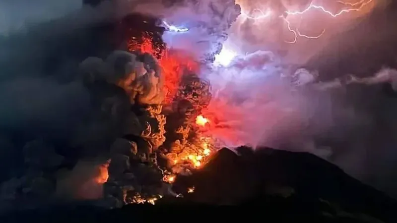 بالصور: بركان ثائر في إندونيسيا يهجر سكان جزيرة بأكملها