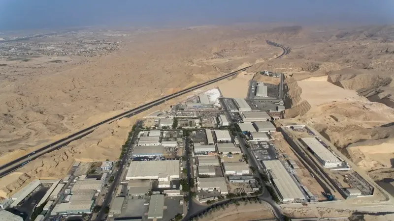 السعودية توقع مذكرة تفاهم لتمويل البنية التحتية بمناطق صناعية في "عمان"