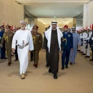 ودعه محمد بن زايد.. سلطان عمان يختتم زيارة دولة إلى الإمارات