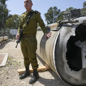 شاهد: إسرائيل تعرض مخلفات الصواريخ الإيرانية التي تم إسقاطها فجر الأحد