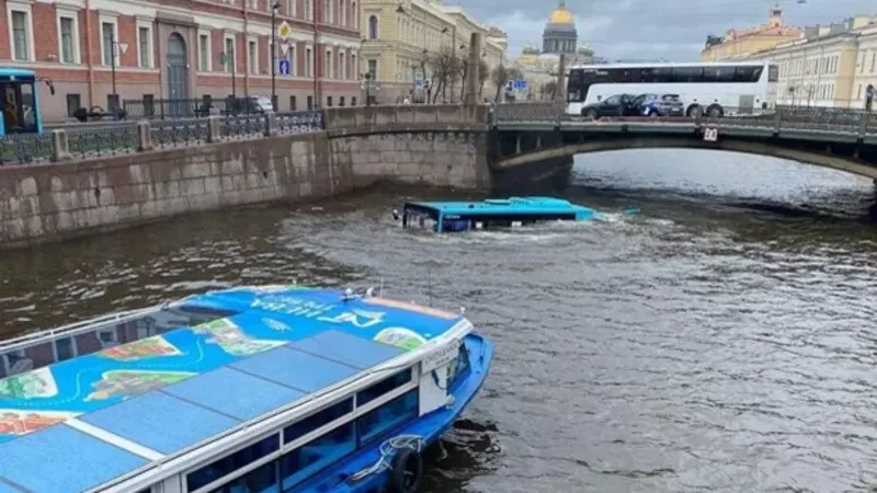 فيديو | مصرع 3 أشخاص بانقلاب حافلة في مدينة سان بطرسبرغ الروسية