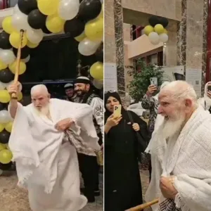 شاهد.. حاج سوري مسن يرقص بالعصا فرحا بالوصول إلى مكة لأداء مناسك الحج