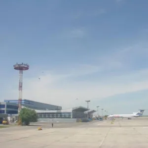 فيديو | اندلاع حريق كبير بمطار مينيرالني فودي الروسي