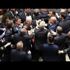 شاهد: عراك عنيف في البرلمان الإيطالي بعد التصويت على قانون الحكم الذاتي