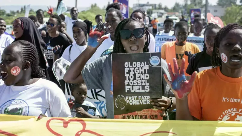 محتجون في كينيا يدعون لاتخاذ إجراءات بشأن تغير المناخ https://arabic.euronews.com/2024/04/19/kenya-climate-strike-protesters-march-against-fossil-fuel...