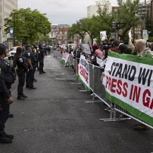 مظاهرة تضامنية مع غزة أمام مكان انعقاد العشاء السنوي لمراسلي البيت الأبيض