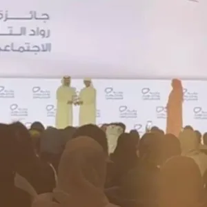 منصور بن محمد بحضور لطيفة بنت محمد يكرم الفائزين بجائزة رواد التواصل الاجتماعي العرب