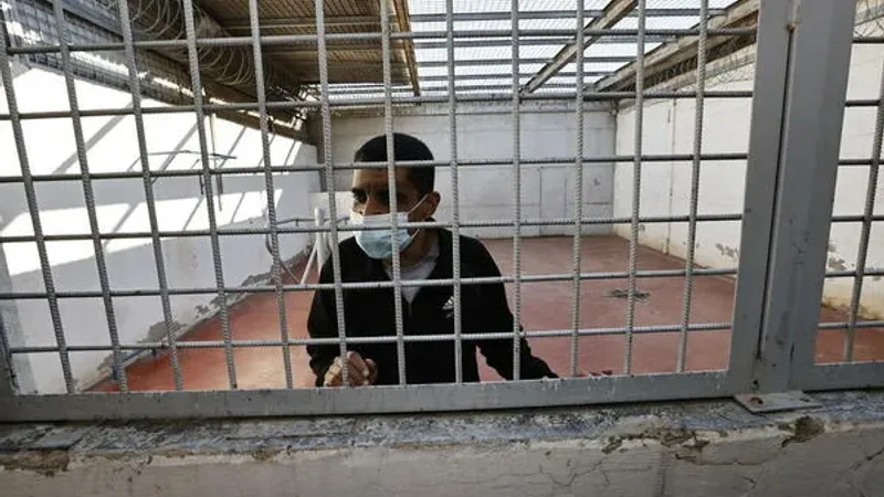 الأسير زكريا الزبيدي يواجه عقوبات متواصلة في سجن "عسقلان"