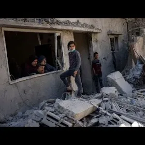 تحت التهديد.. فلسطينيون يخلون أحد أحياء رفح جنوب غزة قبيل غارة إسرائيلية