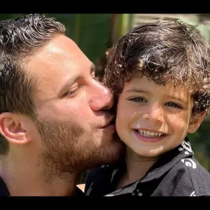 رمضان صبحي يلعب مع ابنه «زين» في فيديو طريف: «أحبك أكثر مما يمكن وصفه»