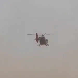 مروحية تابعة للإسعاف الجوي للهلال الأحمر تنفذ مهمة إنقاذ لمصابين بحادث سير