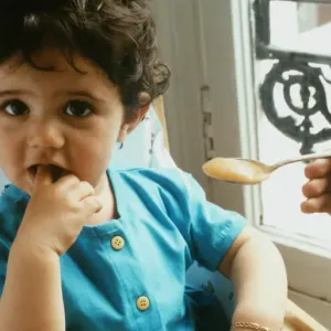 كيف تعيدين تسخين الطعام لطفلك الصغير؟ وهل استخدام المايكرويف آمن؟