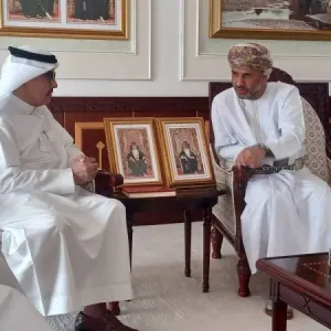 رئيس جامعة السلطان قابوس يناقش مع رئيس جامعة الخليج العربي تفعيل المجموعات البحثية المشتركة