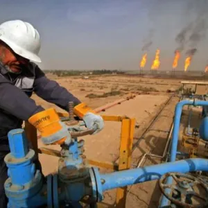 العراق: ملتزمون بتخفيضات إنتاج النفط وتعويض الفائض
