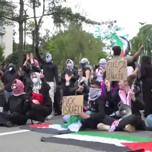 مئات المحتجين يتظاهرون أمام السفارة الإسرائيلية في بروكسل تنديدا بالهجوم على غزة