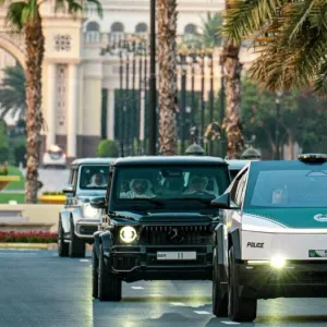 شرطة دبي تضيف سيارة "تسلا سايبر تراك" إلى أسطول الدوريات الفارهة