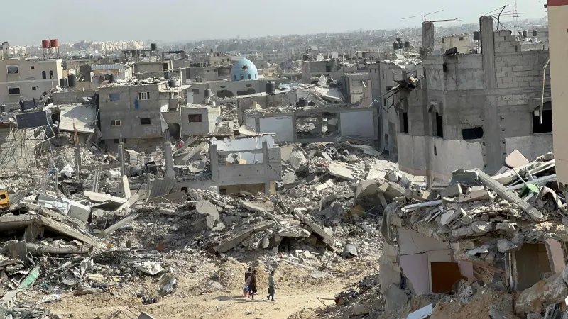 وقف إطلاق النار بغزة ليس كافياً... من يرفع ملايين أطنان ركام مبانيها؟ (صور)