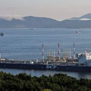 بيانات: ناقلة روسية خاضعة للعقوبات تنقل نفطاً إلى سفينة أخرى قبالة ماليزيا