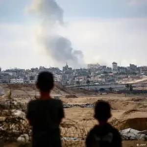 توغل دبابات وقصف واشتباكات في قطاع غزة ونزوح جماعي من رفح