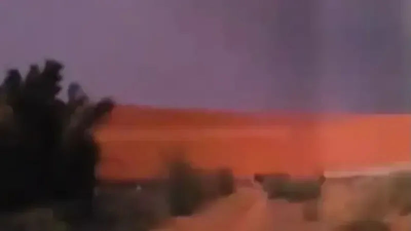 "فيديو" سحابة محملة بشحنات برق هائلة تحول الليل إلى نهار في السعودية