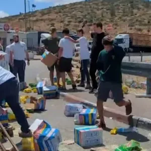 شاهد.. محتجون إسرائيليون يخربون شاحنات مساعدات متجهة إلى غزة