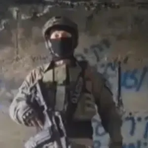 صحيفة:القبض على الجندي الملثم صاحب "فيديو التمرد" وكشف ماضيه