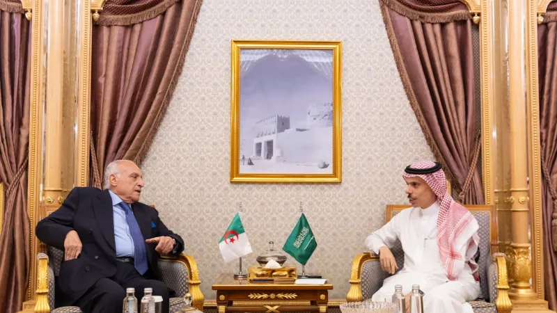 وزير الخارجية #أحمد_عطاف يجري محادثات ثنائيـة مع نظيره #السعودي على هامش الاجتماع الخاص للمنتدى الاقتصادي العالمي بـ #الرياض