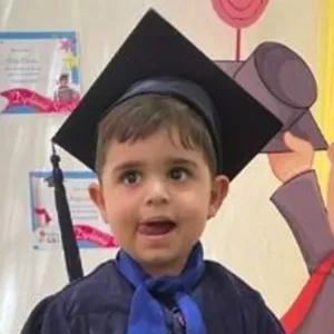 الطفل كريس الكيك يفوز بعمر جديد بعد علاجه من مرض نادر في قطر