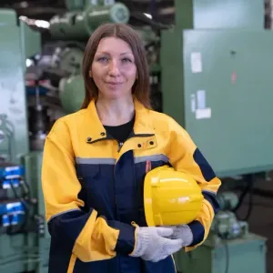 أوكرانيا تستعين بالنساء في مصانع الحديد والصلب لتعويض نقص الرجال