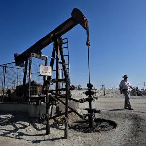 أسعار النفط تنخفض عند التسوية لكنها تحقق مكاسب أسبوعية