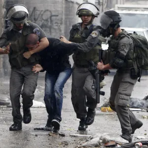 قوات الاحتلال تعتقل (25) فلسطينيا من الضفة وارتفاع حصيلة المعتقلين إلى (5875) معتقلا