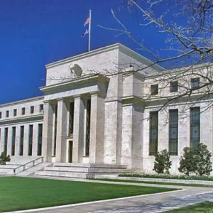 الدولار يستقر بعد تصريحات مسؤولي «المركزي الأميركي»