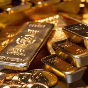الذهب يتجه إلى تسجيل أفضل شهري منذ أكثر من عام