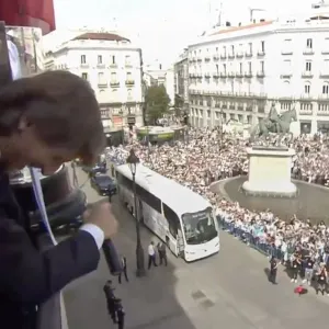 مجنون يشعل احتفالات ريال بلقب الليغا.. ماذا جرى في مدريد؟