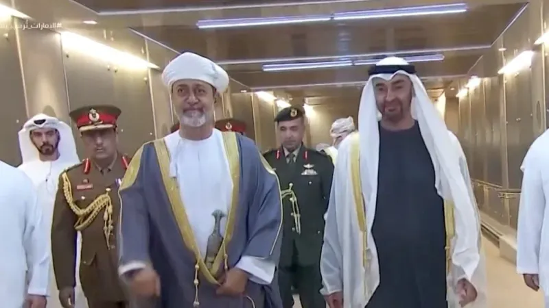 رئيس الدولة في مقدمة مستقبليه.. سلطان عمان يصل الإمارات في زيارة دولة
