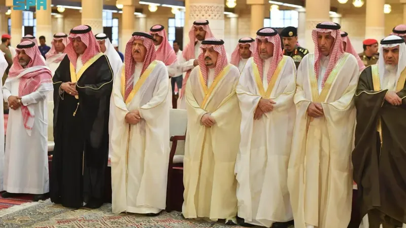 أمير الرياض يؤدي صلاة الميت على الأميرة هدى بنت عبدالله الفيصل آل فرحان آل سعود