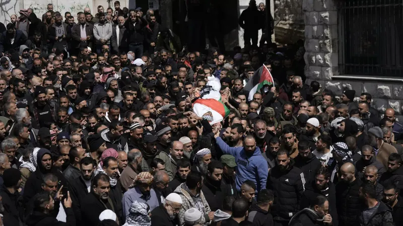 شاهد: المئات يشاركون في تشييع فلسطيني قتل برصاص إسرائيلي خلال مداهمة واشتباكات في أريحا