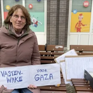 بروفيسورة هولندية تنظم "وقفة صيام من أجل غزة"