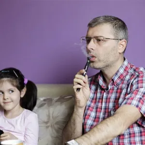 التدخين الإلكتروني بالقرب من الأطفال: دراسة تكشف آثارًا صحية مقلقة