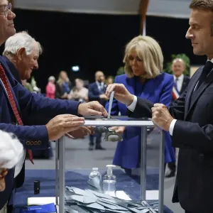 شاهد: ماكرون يصوت في انتخابات مفصلية قد تعيد تشكيل المشهد السياسي الفرنسي