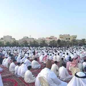 المواطنون والمقيمون يؤدون صلاة عيد الفطر المبارك في الساحات والمساجد