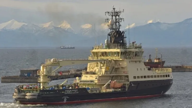 الدفاع الروسية تتسلم سفينة إمداد عسكري كاسحة للجليد