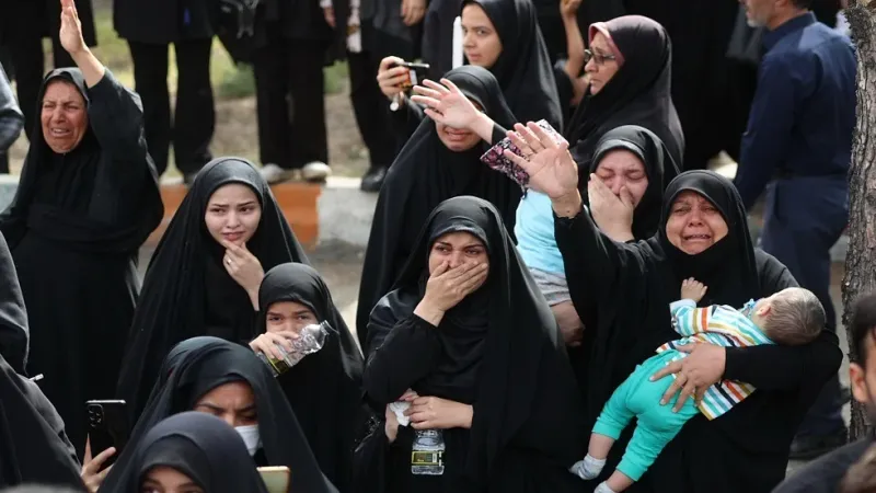 ابنة قاسم سليماني تقدم خاتم والدها ليدفن مع جثمان وزير الخارجية عبد اللهيان (فيديو)