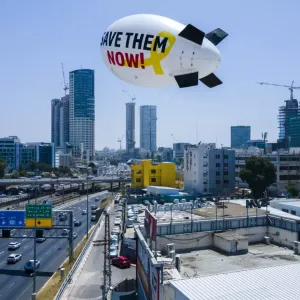 فيديو. "أنقذوهم الآن".. إطلاق منطاد ضخم في سماء تل أبيب للمطالبة بالإفراج عن المحتجزين في غزة