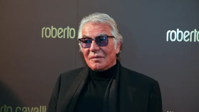 وفاة مصمم الأزياء الإيطالي روبرتو كافالي عن 83 عاما