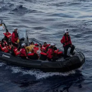 شاهد: إنقاذ 87 مهاجراً من الغرق قبالة سواحل ليبيا ونقلهم إلى إيطاليا